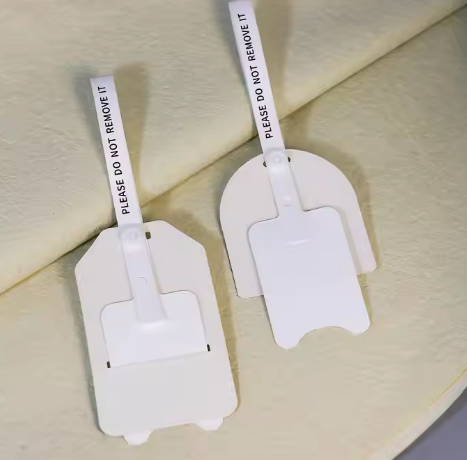 Flying Labels Foil Garment Tags Custom logo Tag White Swing Ticket Gold Foil Stamping logo hang Tag for Jeans and Clothing